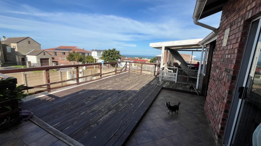 5 Bedroom Property for Sale in Wavecrest Eastern Cape